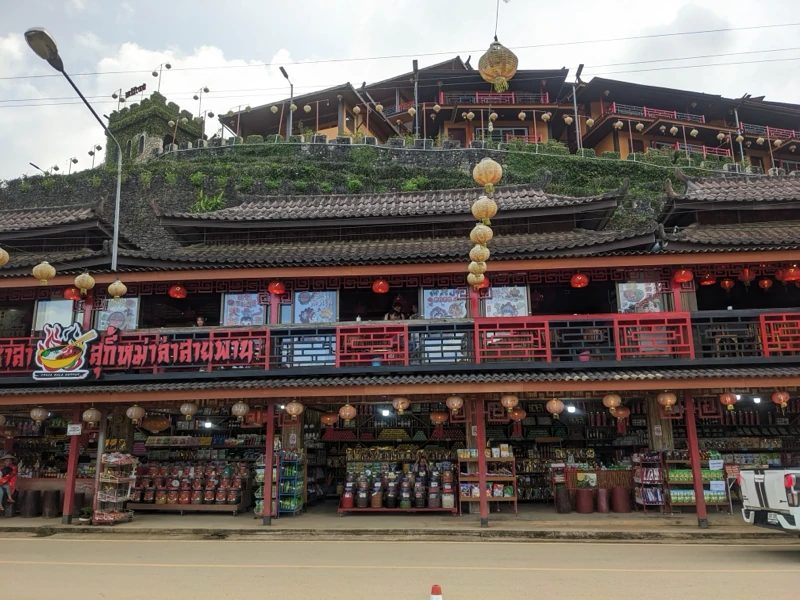 山肌に作られた、中国風の建物が連なる街並み。提灯が飾られた店先には、商品が並んでいます。